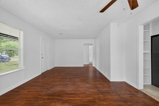 Building Photo - 7021 Oleander Ln