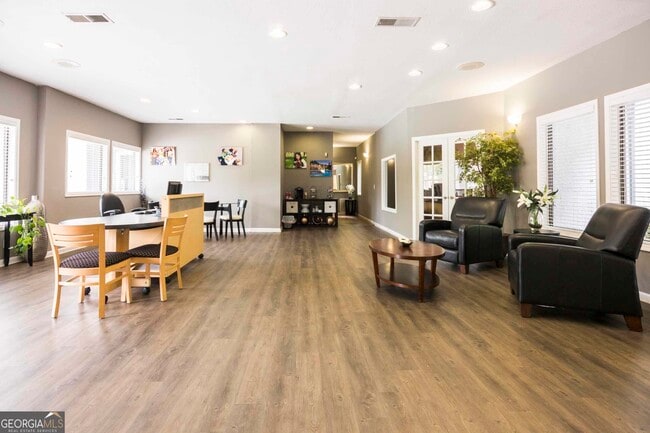 Building Photo - 6873 Peachtree Blvd