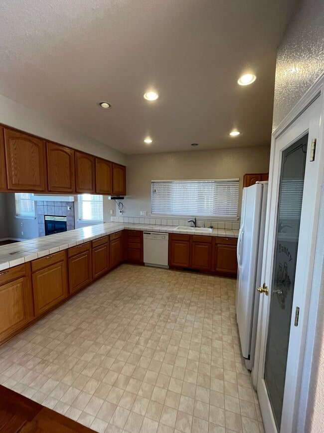 Building Photo - Beautiful sunridge house with breathtaking...