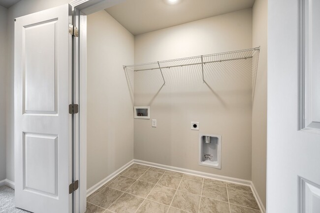 Building Photo - Beautiful 3-bedroom, 3.5 bath townhome in Elizabeth of fabulous Fort Mill!!