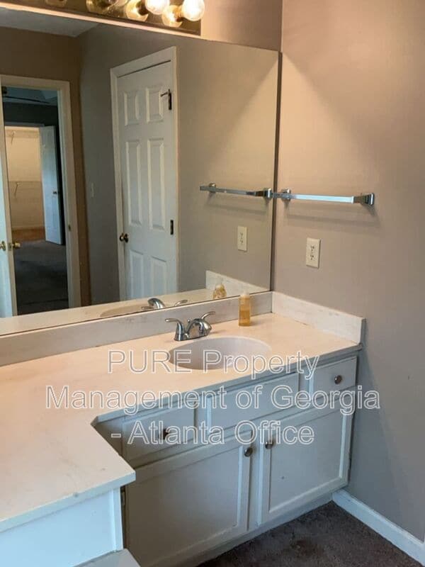 Building Photo - 743 Helga Dr NE