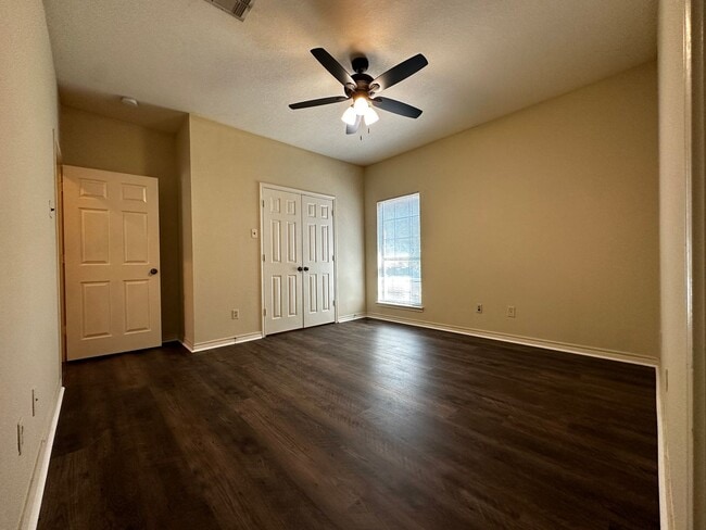 Building Photo - Spacious 5/4 House with Open Floor Plan Near Campus!