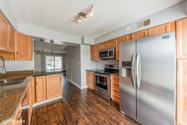 Building Photo - 5511 Chateau Dr