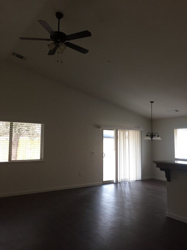 Building Photo - 3 bed 2 bath home