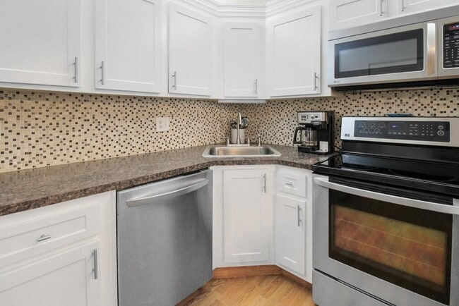 Building Photo - 407 Pine Glen Ln