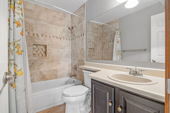 Building Photo - Spacious 3BR/3BA Condo w/ Loft & Vaulted Ceilings!