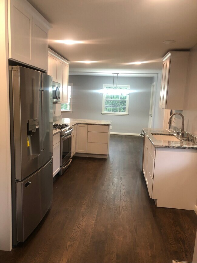 Kitchen w/ breakfast bar - 8445 N Greenvale Rd