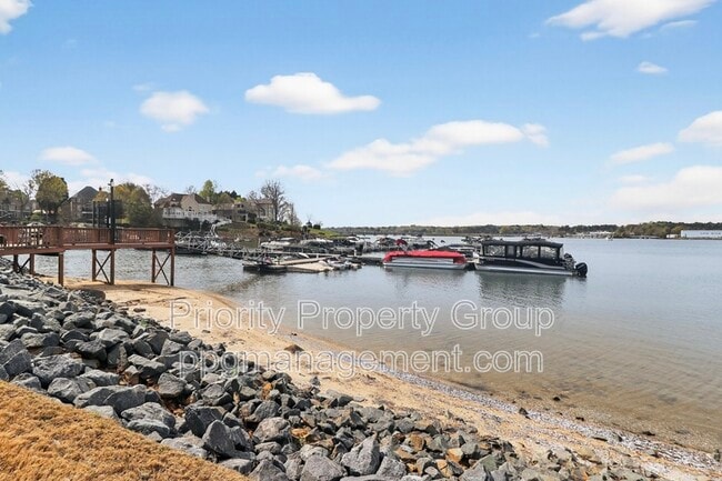 Building Photo - 16205 Riverpointe Dr