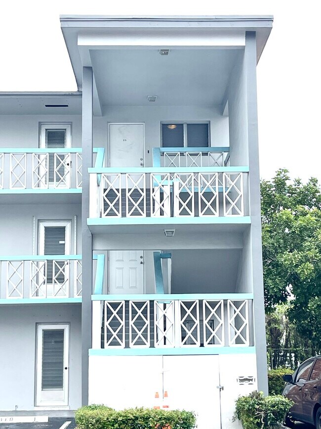 Building Photo - 1021 Crystal Lake Dr