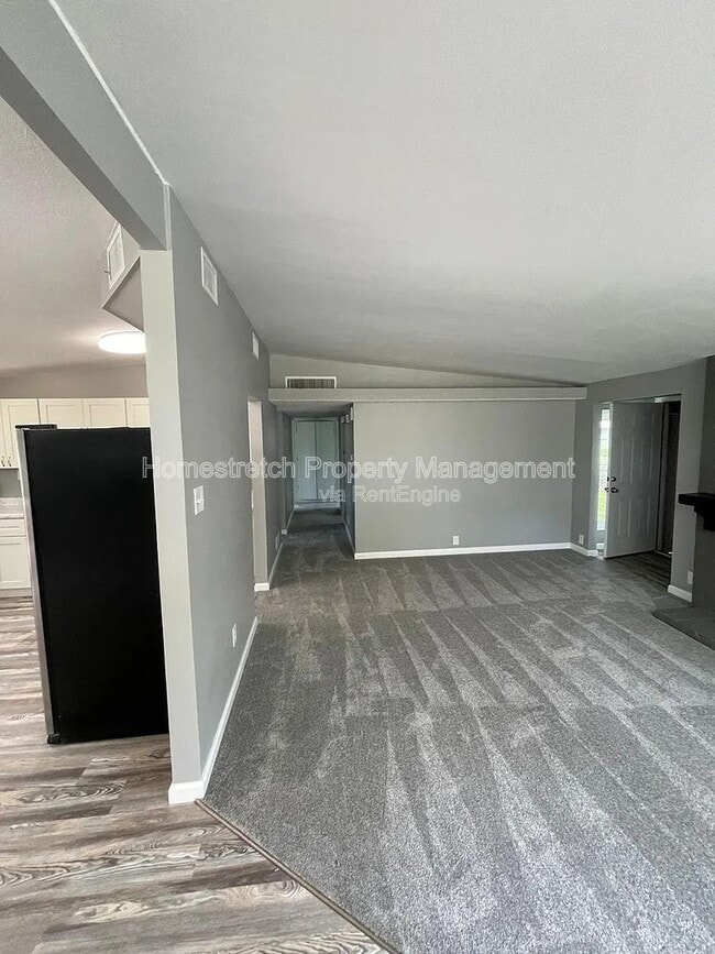 Building Photo - 430 Holiday Hl