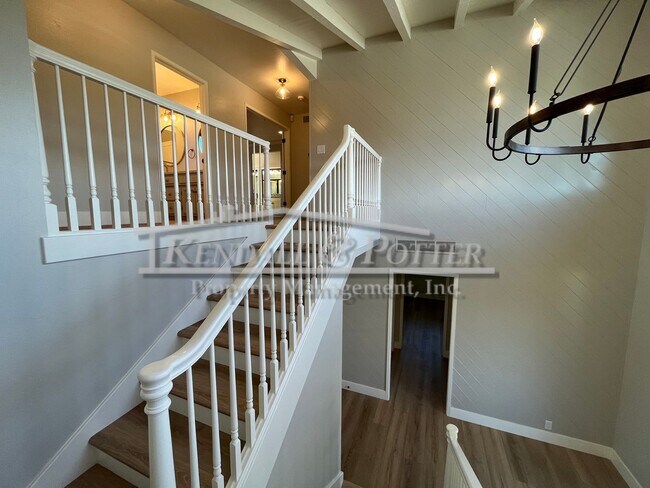 Building Photo - Beautifully Remodeled 4 Bed/2 Full Bath + ...
