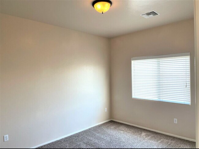 Building Photo - "Charming 4-Bed Home with 2.5 Baths in Tuc...