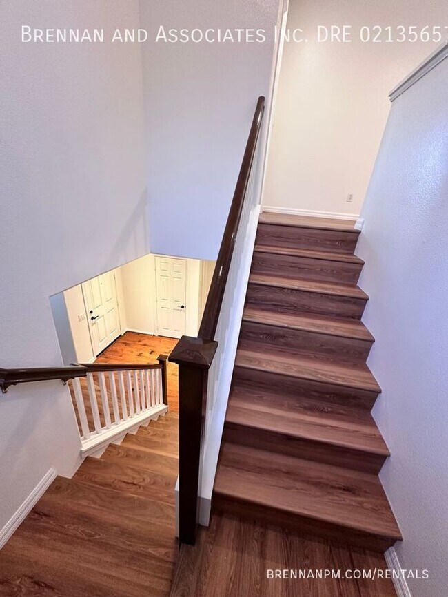 Building Photo - 3 bed, 2.5 bath Townhome, 2 Car Garage, Ea...