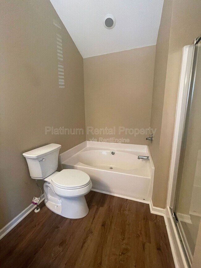 Building Photo - 6583 Silk Tree Pointe