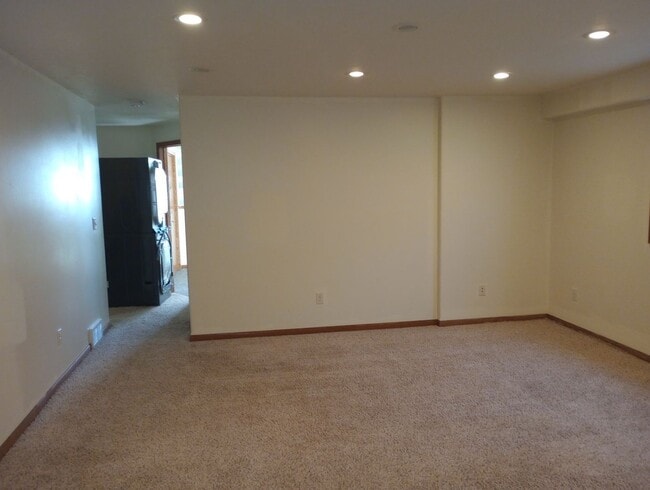 Building Photo - Three bedroom two bathroom twin home