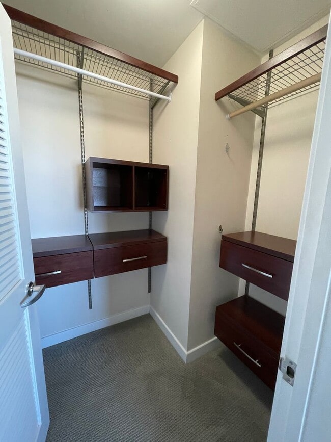 Building Photo - Wonderful Jr 1 bedroom 1 bath at The Beaco...