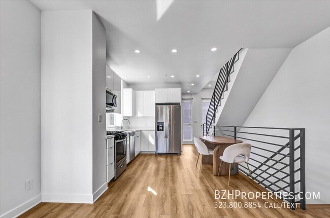 Building Photo - Gorgeous Modern Townhouse In Prime Mid-City