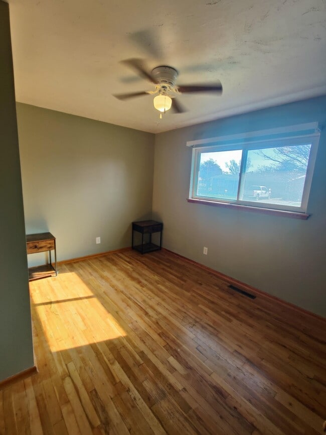 Building Photo - 1125 Maple Dr