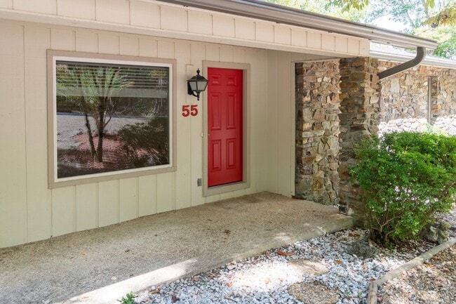 Building Photo - 2 Bedroom, 2 Bath Home on a wooded lot in ...