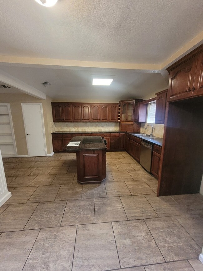 Building Photo - 3 bed 2 bath 2 car garage on cul-de-sac!