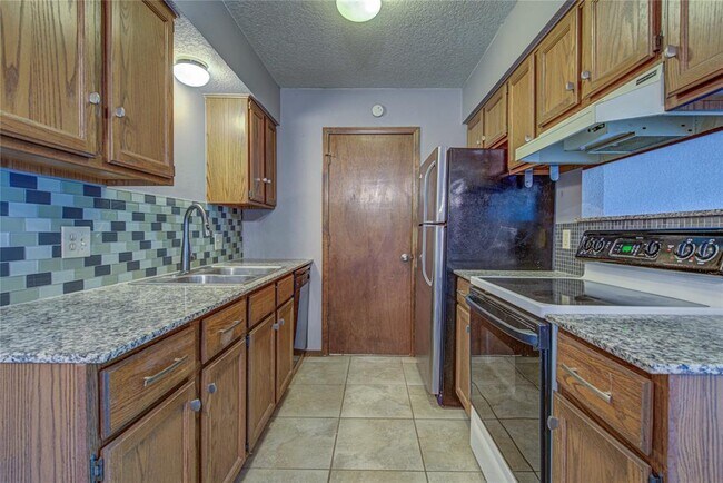 Building Photo - 3200 W Britton Rd