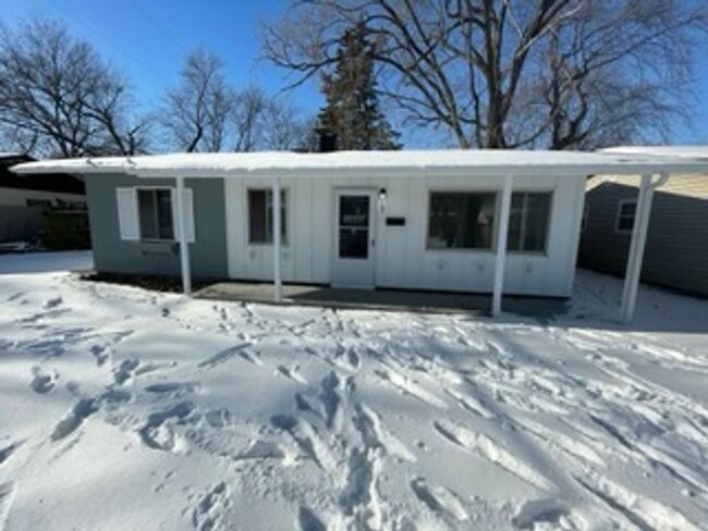 Building Photo - Updated 3BD/1BA