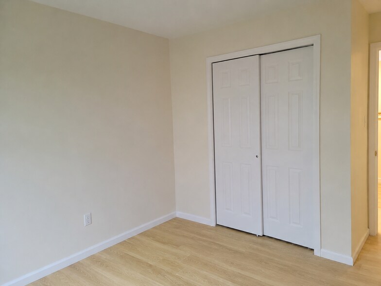 Building Photo - 27 Lear Ct