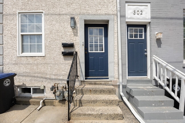 Building Photo - 300 E Elm St