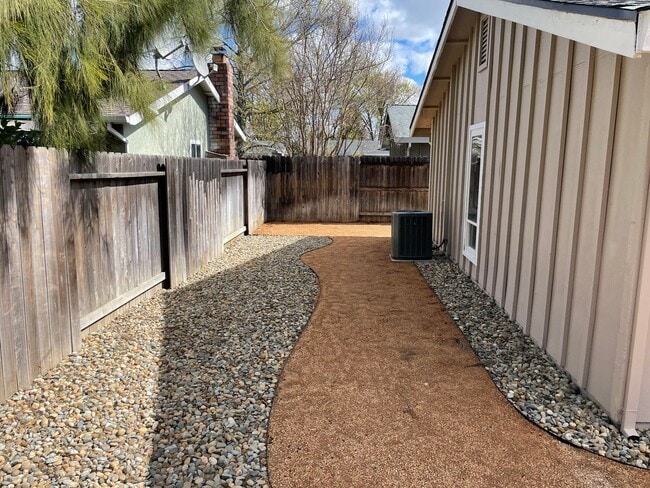 Building Photo - REMODELED DUPLEX CLOSE TO DOWNTOWN IN S. N...