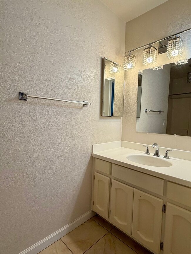 Building Photo - AVAILABLE NOW!!