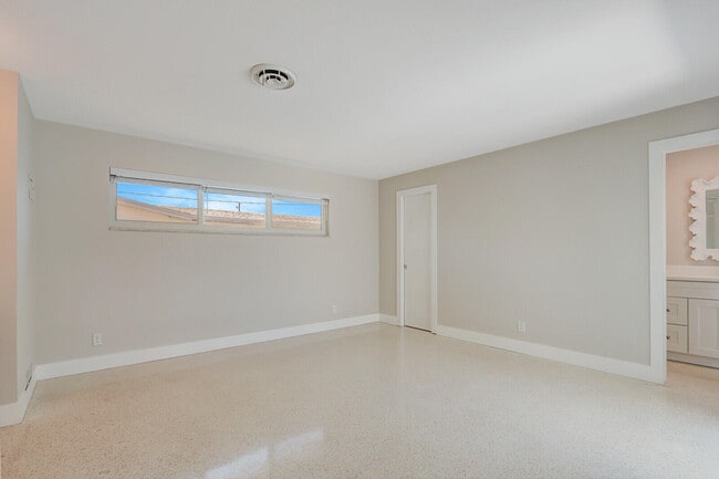 Building Photo - 3898 Holly Dr