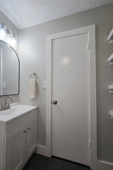 Building Photo - 8115 Tall Pine Ln