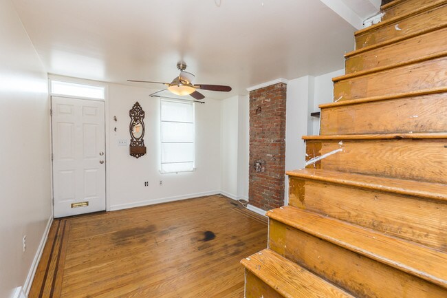 Building Photo - 2582 Collins St