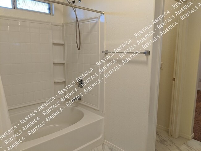 Building Photo - 895 E Lakeview Dr