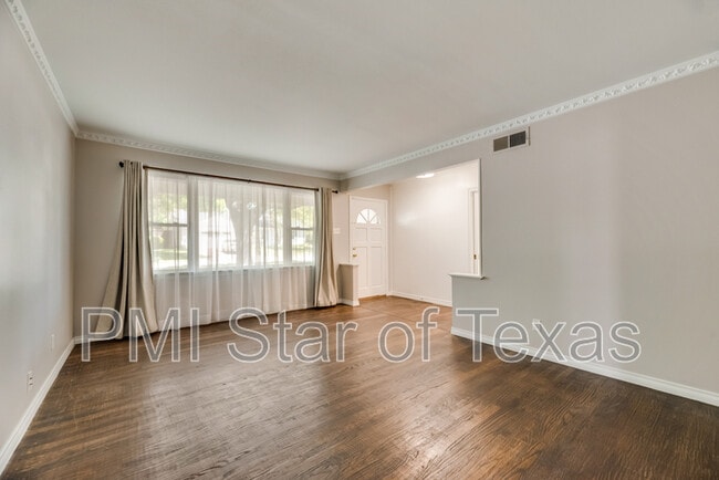 Building Photo - 11643 Rogue Way