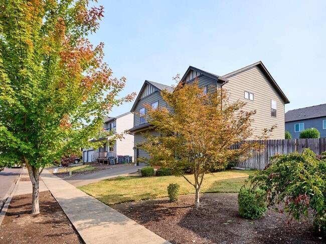 Building Photo - Beautiful 4 bedroom/2.5 Bath Home On Large...