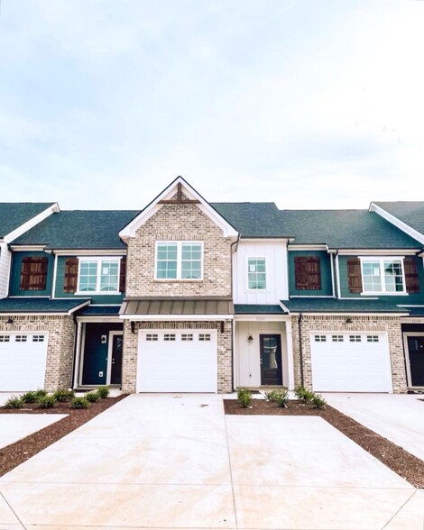 Building Photo - Oakwood Village Townhomes