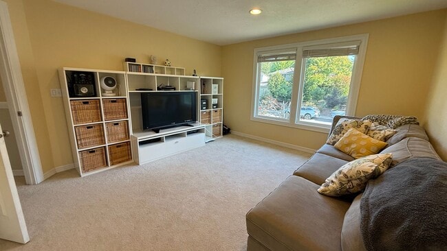 Building Photo - Pristine Single-Family Home in the Heart o...