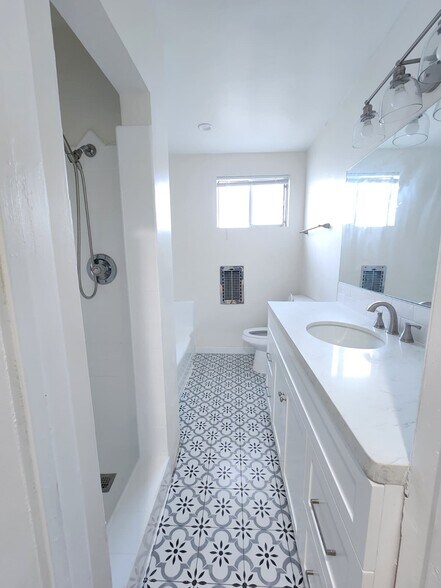 Building Photo - 1414 S Orange Grove Ave