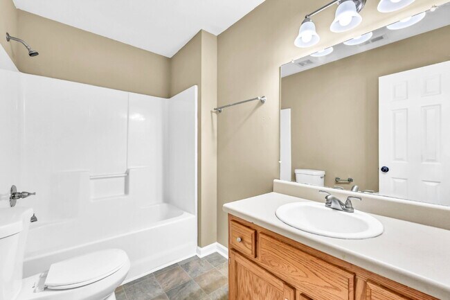 Building Photo - Amazing 3 bedroom 2 bathroom close to Fort...