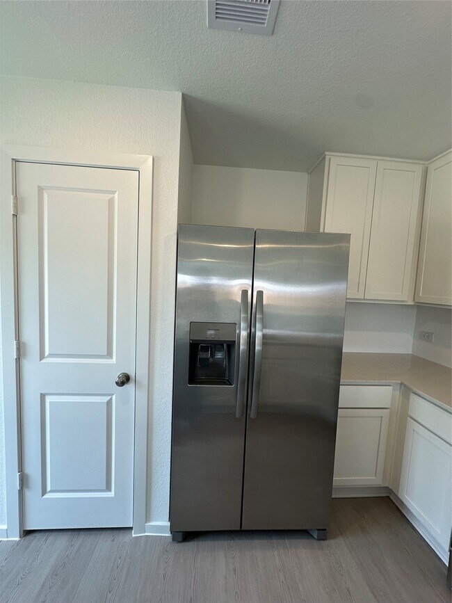 Building Photo - 15131 Willowater Dr