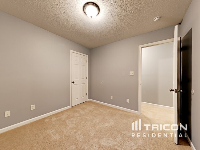 Building Photo - 5725 Shining Oak Ln