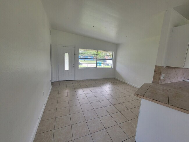 Building Photo - 4505 Lake Lawne Ave
