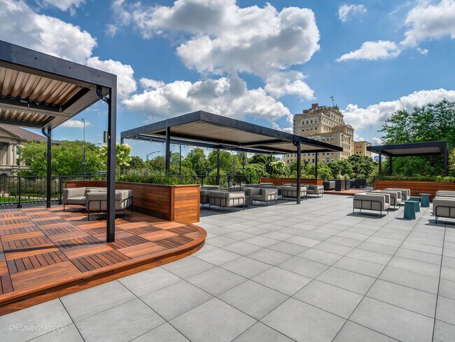 Building Photo - 2020 N Lincoln Park W