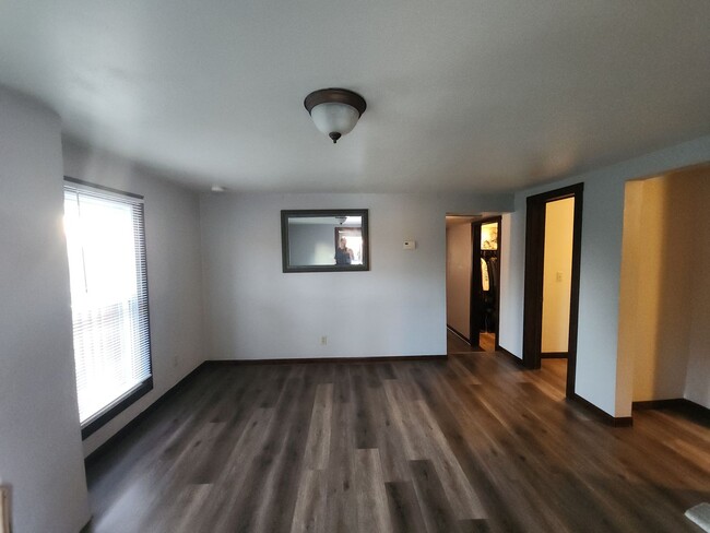 Building Photo - NEWLY updated 2 bedroom duplex