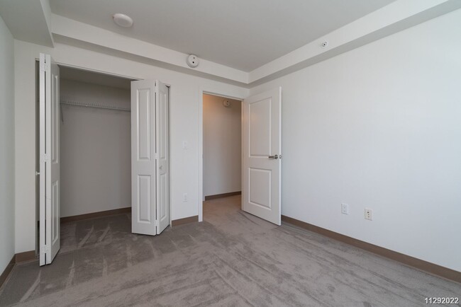 Building Photo - Modern 1BR Condo in Prime Ward Village - T...