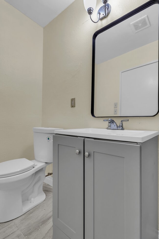 Building Photo - 1688 Bruin St