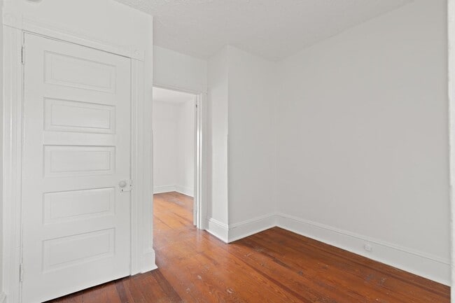 Building Photo - Spacious 1 Bedroom Apartment with Den - In Unit Laundry!