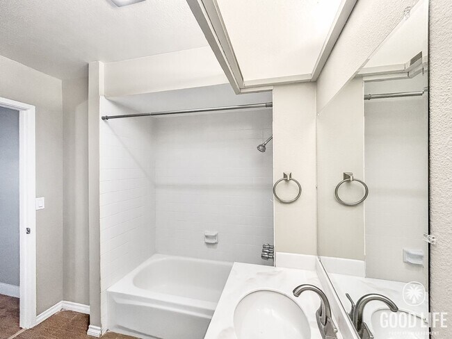 Building Photo - Beautiful 2BD/2BA Condo W/ Reserved Parkin...