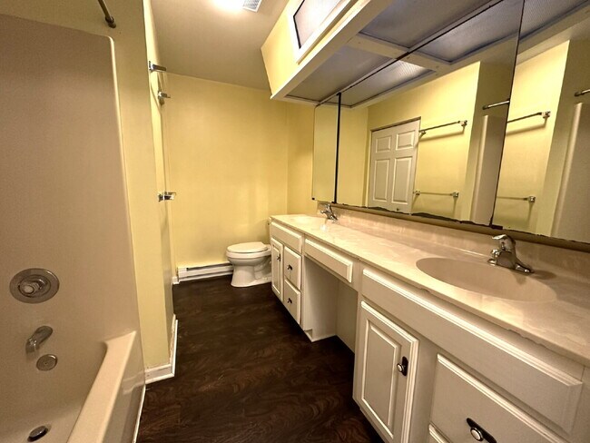 Building Photo - LEASE PENDING! Ground Floor Apartment in Manchester